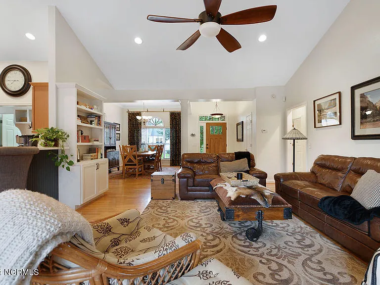 35 Bedford Cir — Photo 6