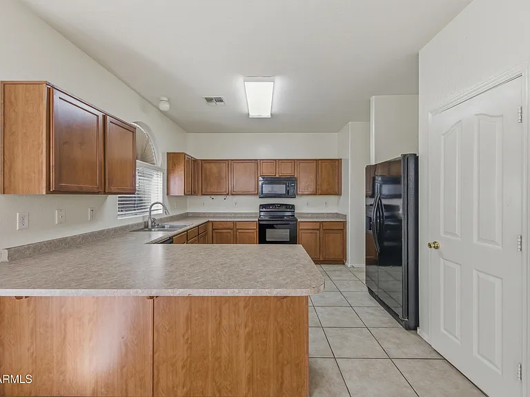 2524 S 89th Ln — Photo 14