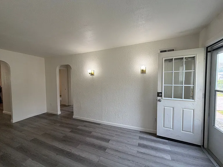 2410 Englewood Ave — Photo 16