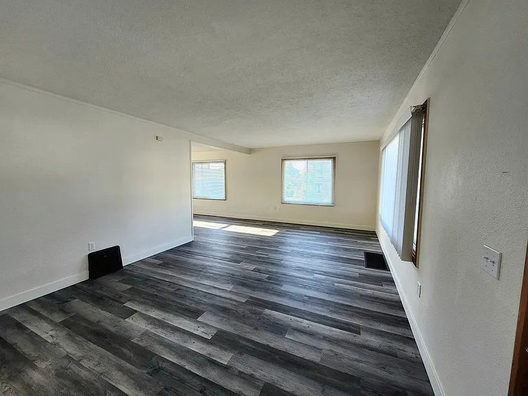 1500 Thayer Dr — Photo 4