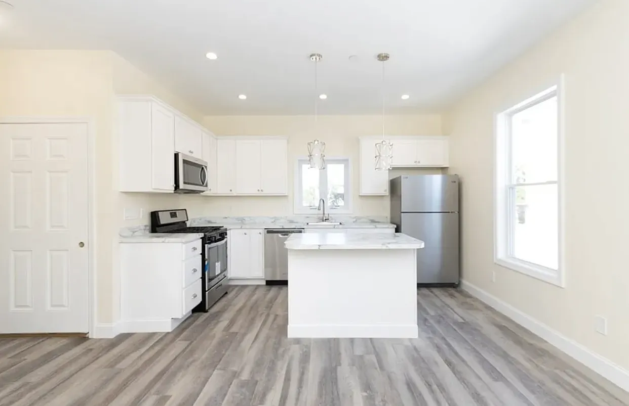 3 bed, 1000 sqft, $4,200 — Photo 2