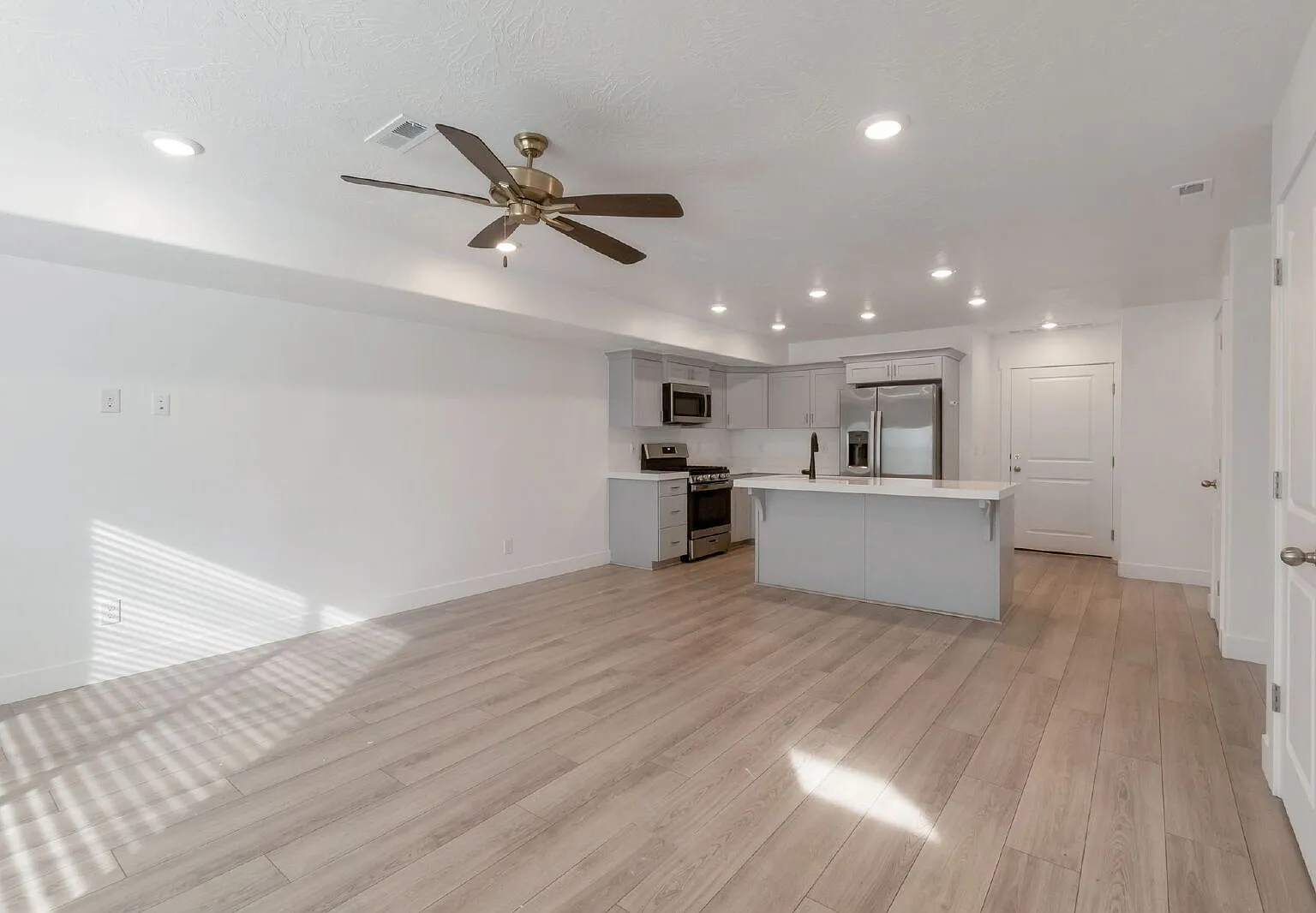 3 bed, 2.5 bath, 1546 sqft, $1,900 — Photo 3