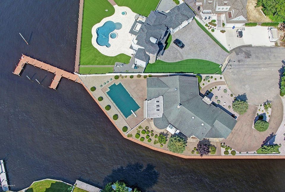 1st image of 105 Point O Woods Dr