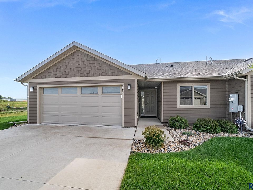 1st image of 228 Brookside Pl