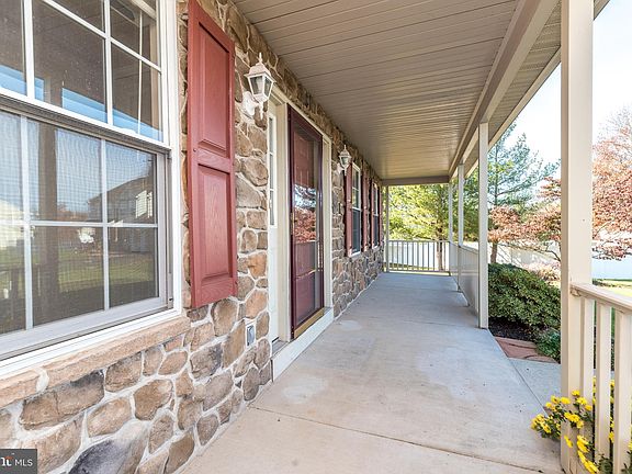 3rd image of 111 Crestwood Ct