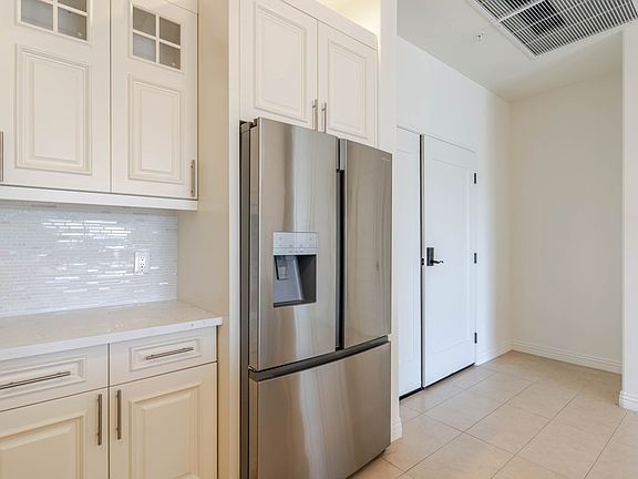 4th image of 1598 Long Beach Blvd #401