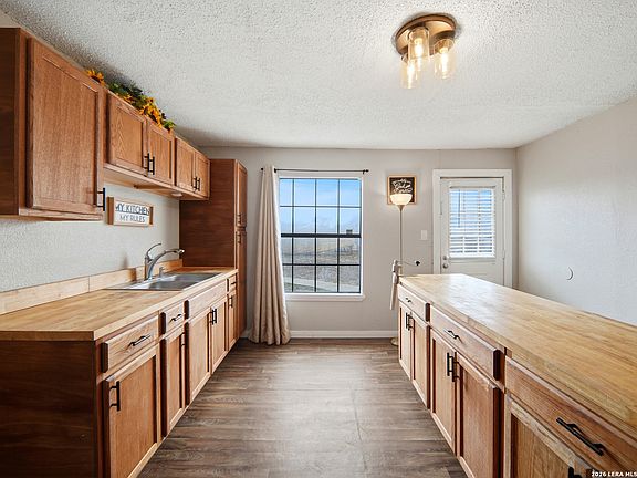 3rd image of 305 Toepperwein