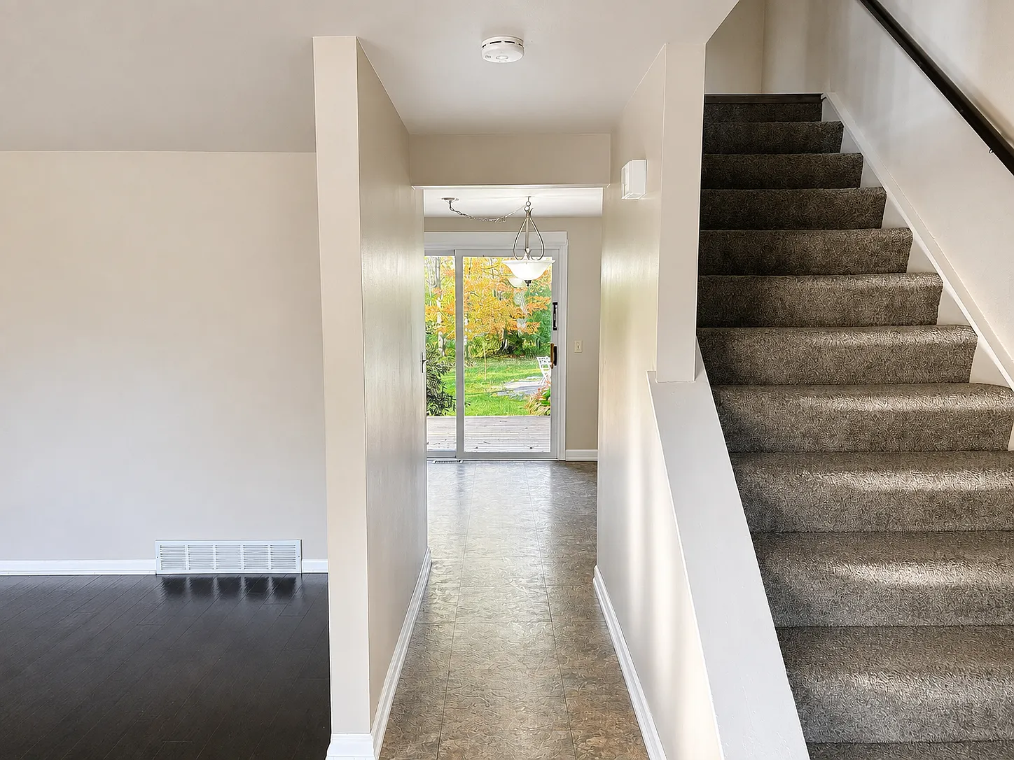 3 bed, 1.5 bath, 1260 sqft, $2,000 — Photo 2