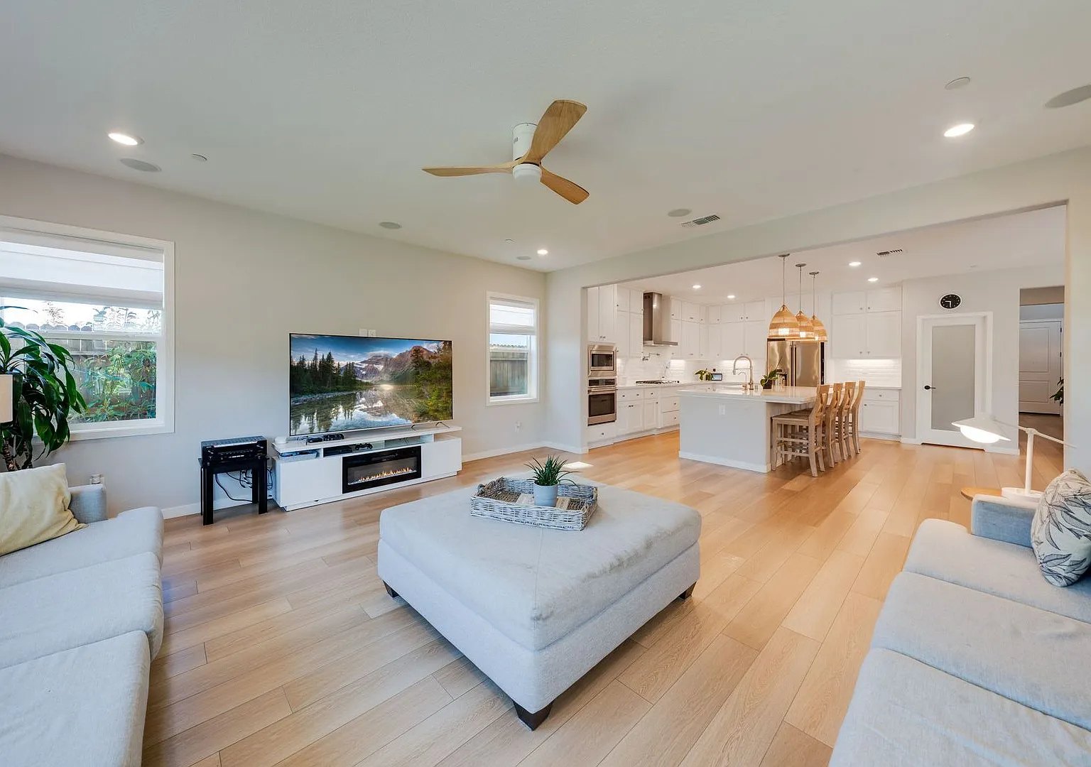 Beautifully Updated 5-Bedroom Home with 3 Car Garage in Folsom Ranch! — Photo 2