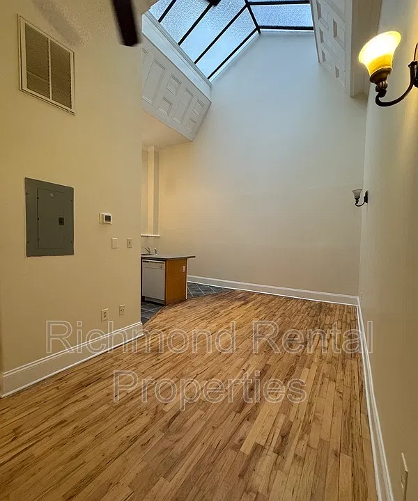 11 E Broad St #3