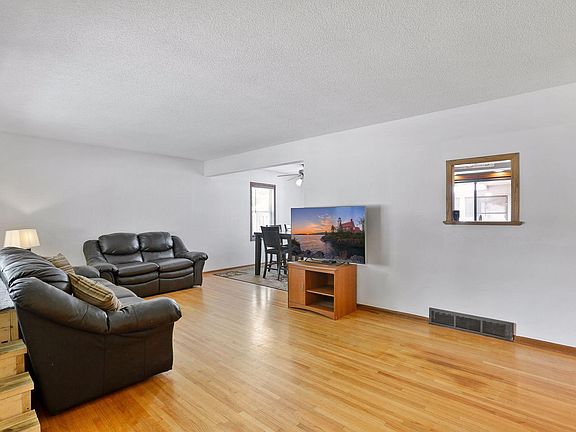 3rd image of 251 Stanley St