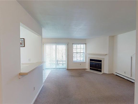 3rd image of 13 Lexington Hl Unit 8