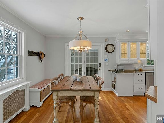 4th image of 724 W Saddle River Rd