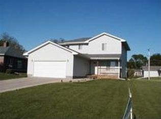 722 Dostal Ct, Dysart, IA 52224