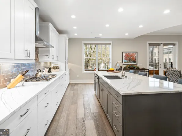 8255 Main St, Woodstock, GA 30188