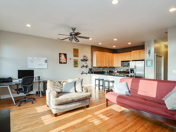 3rd image of 1533 N Western Ave APT 4