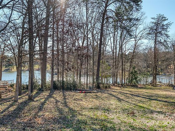4th image of 2212 Holly Ln