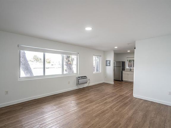 5th image of 8260 Byron Ave #8-8-8260