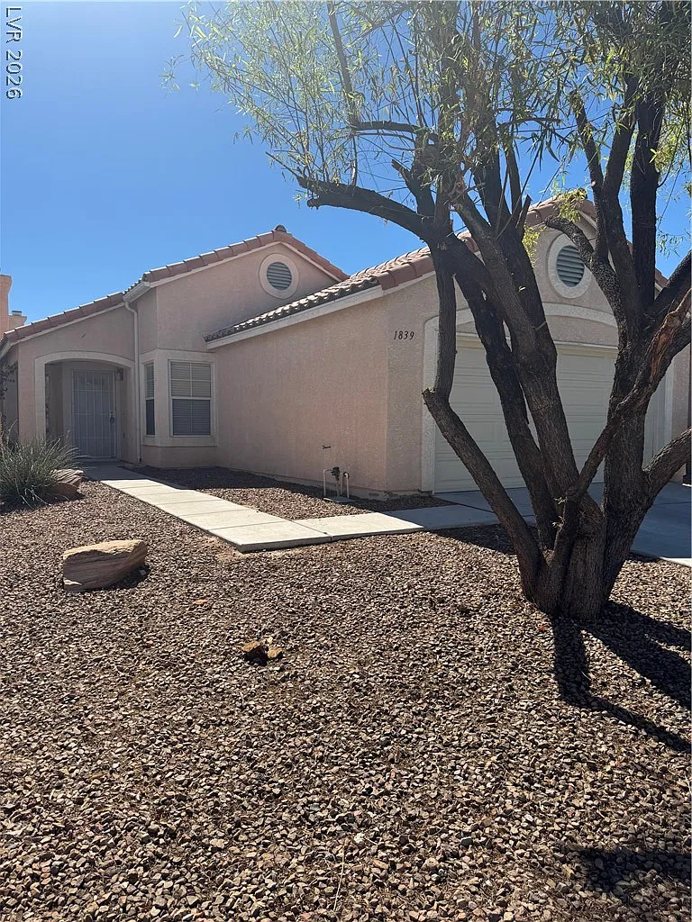 3 bed, 2.0 bath, 1138 sqft, $1,800 — Photo 1