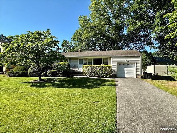 2nd image of 622 Valley Ct