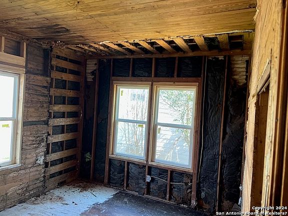 5th image of 735 Gulf St