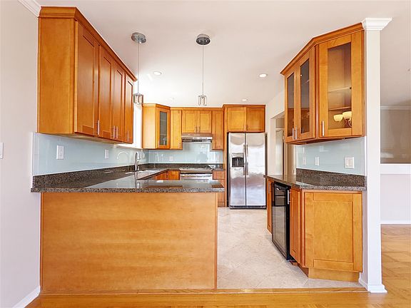4th image of 60 Huntington Dr