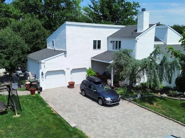 222 Vermeer Dr, Langhorne, PA 19053