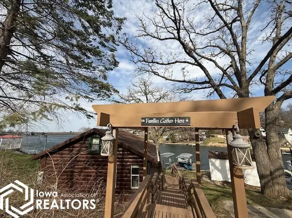 1053 Lakeshore Dr, Brooklyn, IA 52211