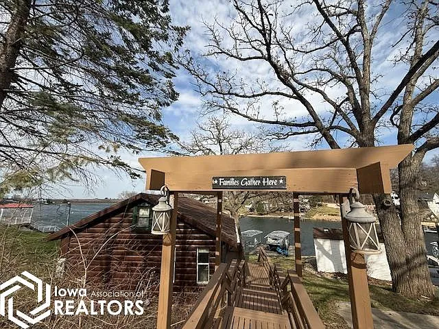 1053 Lakeshore Dr photo 1