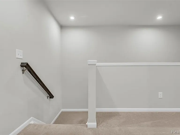 313 Strawberry Dr — Photo 13