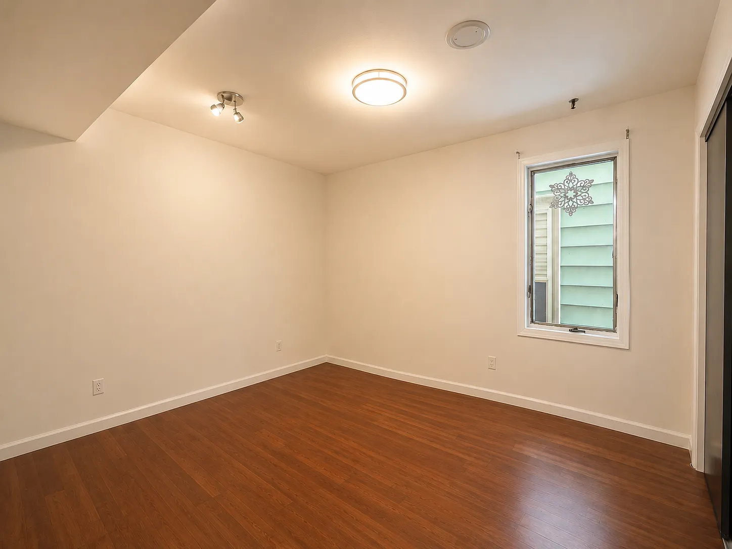 3 bed, 1100 sqft, $2,300 — Photo 4
