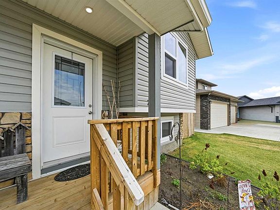 3rd image of 74 N Ranchers Close