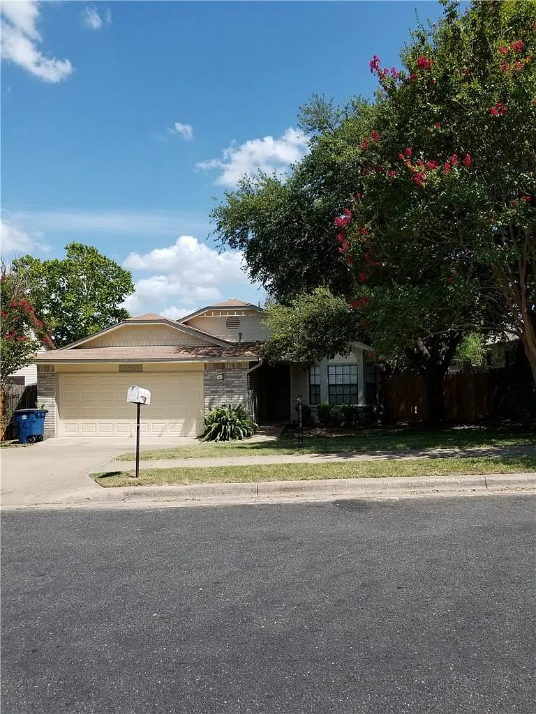 3 bed, 2.0 bath, 1331 sqft, $2,100 — Photo 1