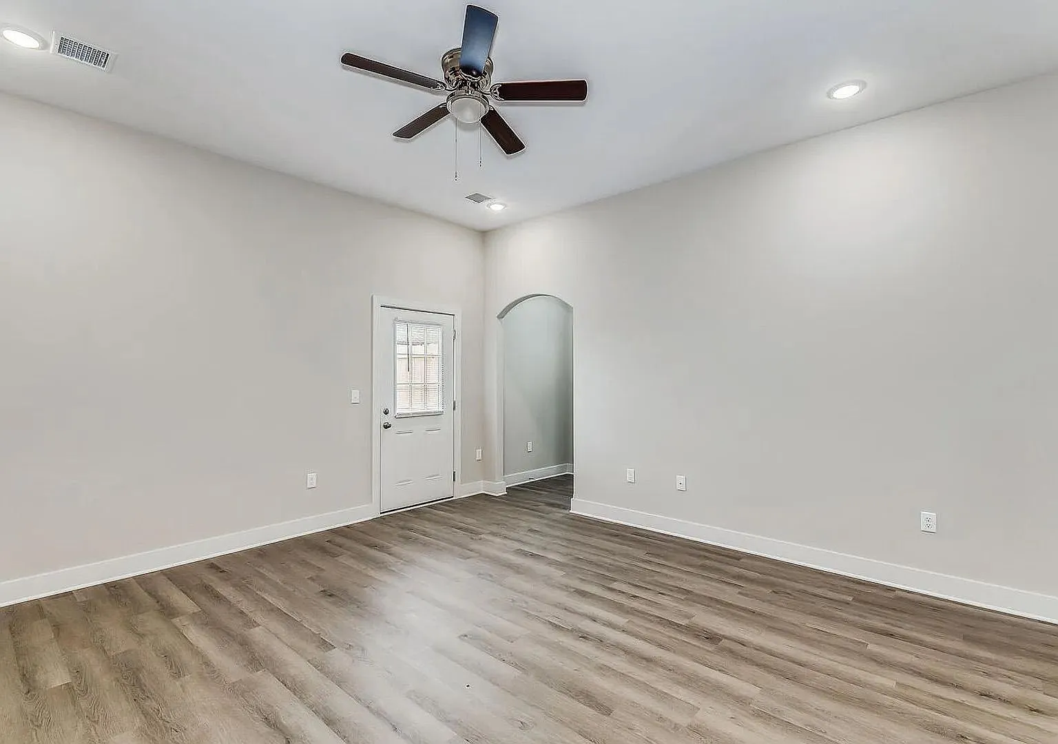 Beautiful 3 Bedroom 2 Bathroom Townhome — Photo 3