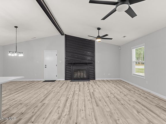 5th image of 111 Silver Leaf Dr