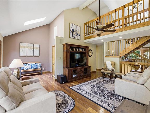 5th image of 124 Mountain Oak Ct