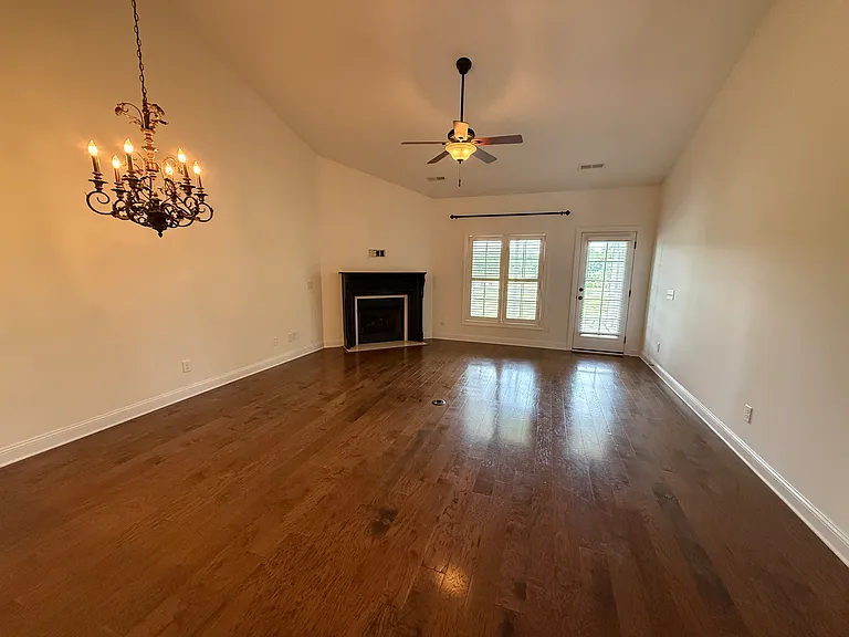 1102 Kinloch Dr — Photo 5
