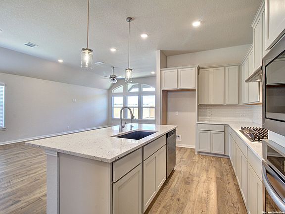 4th image of 13527 Valjean Avenue
