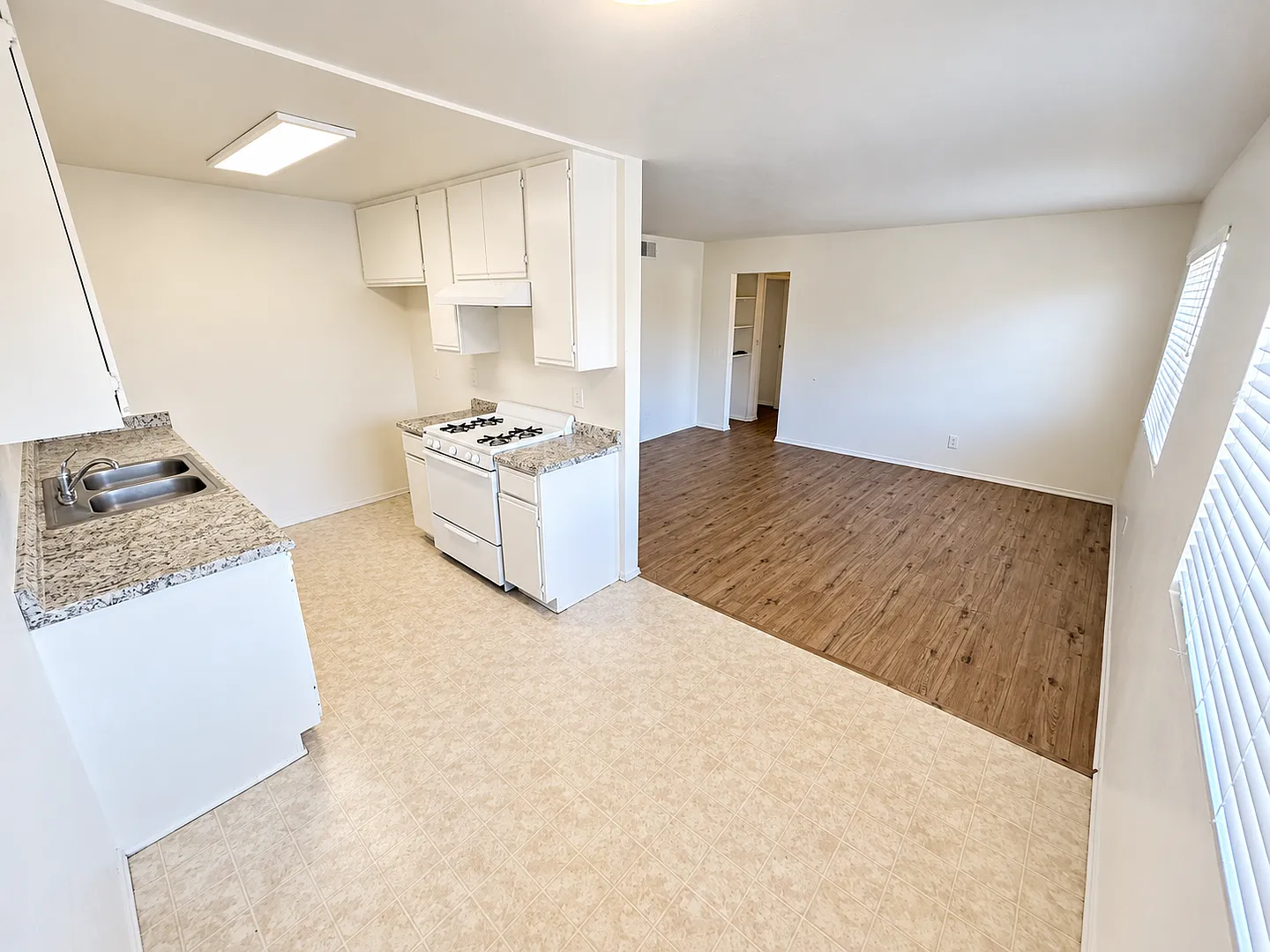 Spacious 2BR/2BA in NoHo Quiet 2nd Floor, Central A/C, 2 Parking Spaces — Photo 2