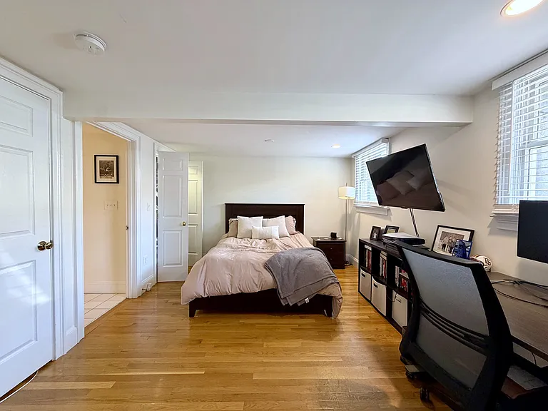 521 E 2nd St #1 — Photo 8