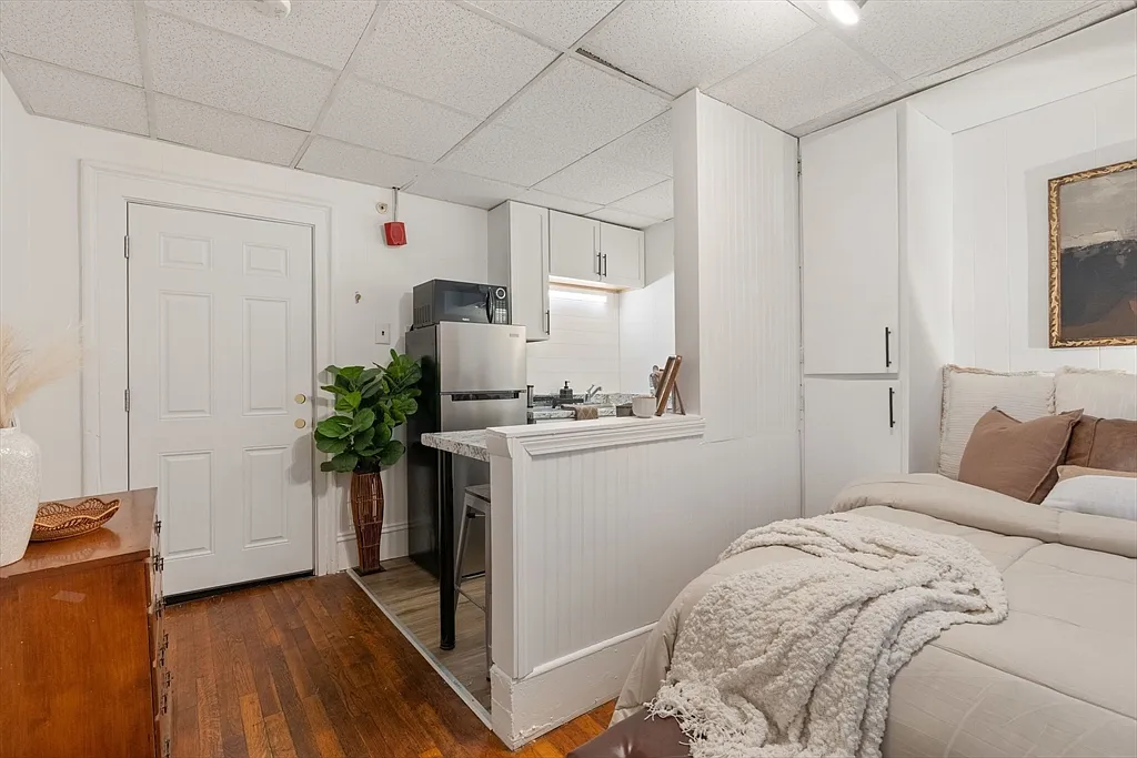 Studio, 1.0 bath, 300 sqft, $1,800 — Photo 3