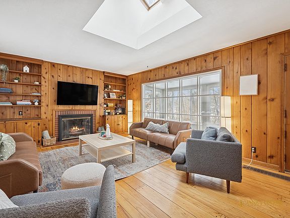 2nd image of 708 Coolidge Pl