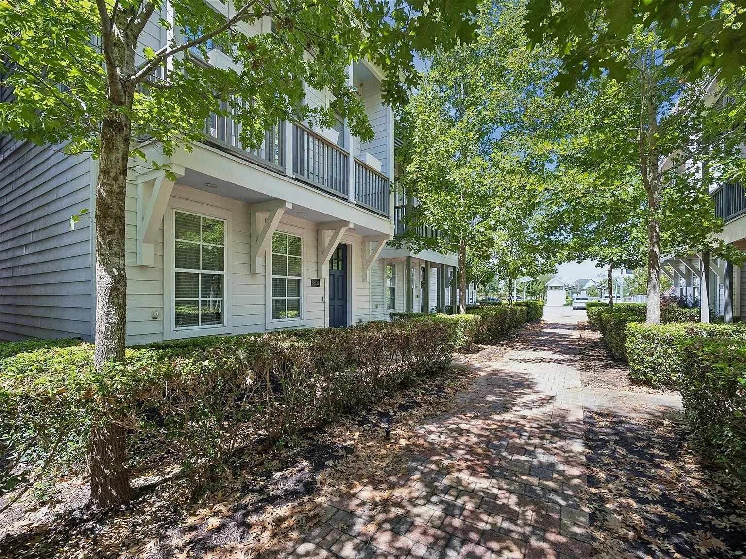 3 bed, 3.5 bath, 2300 sqft, $2,950 — Photo 3