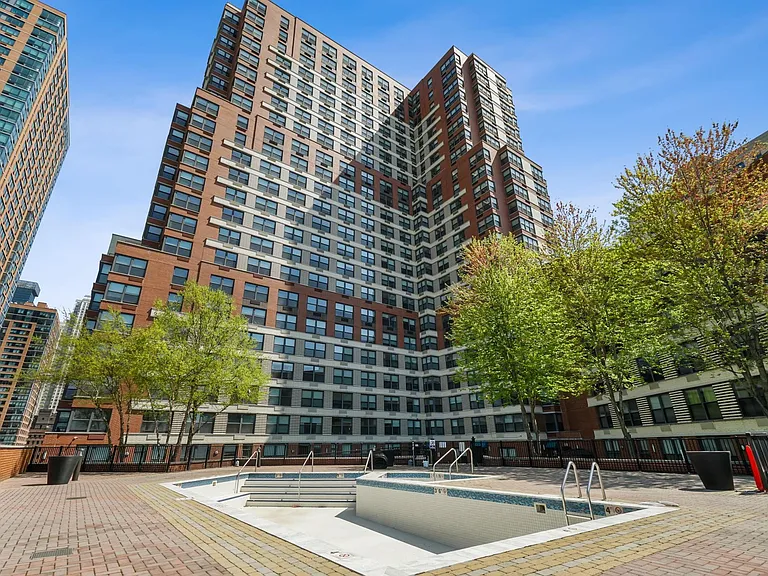 102 Christopher Columbus Dr #402 — Photo 37