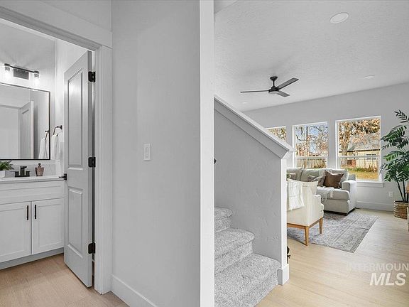 3rd image of 218 W Roosevelt Ave