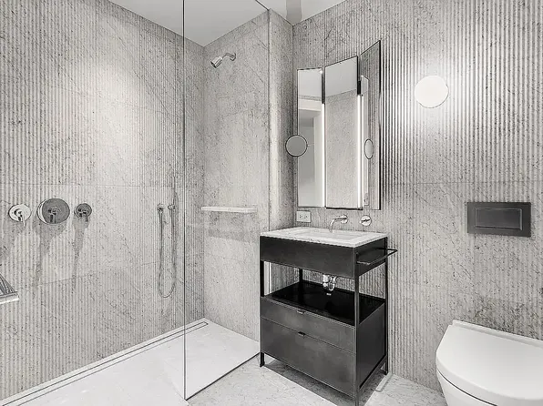 135 East 47th Street image 4 of 8