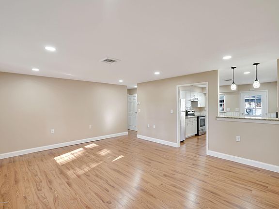 3rd image of 687A Plymouth Dr