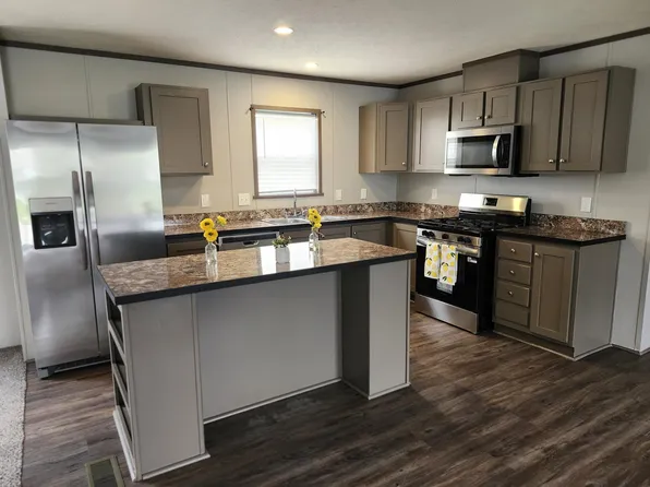 60 Locust Ave #60, Highland, MI 48357