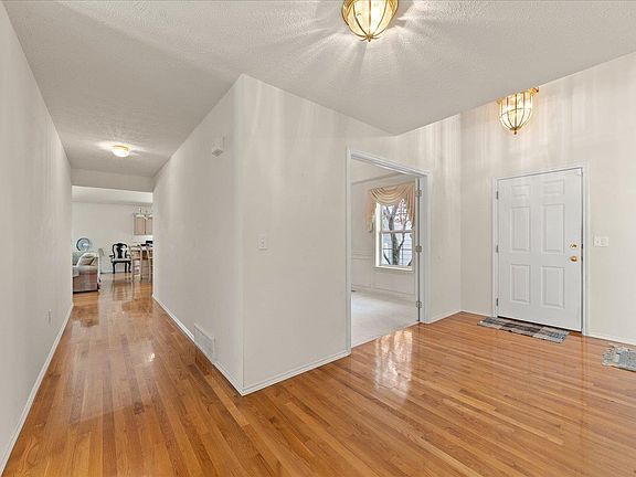 5th image of 518 N Dunbarton Oaks Ln