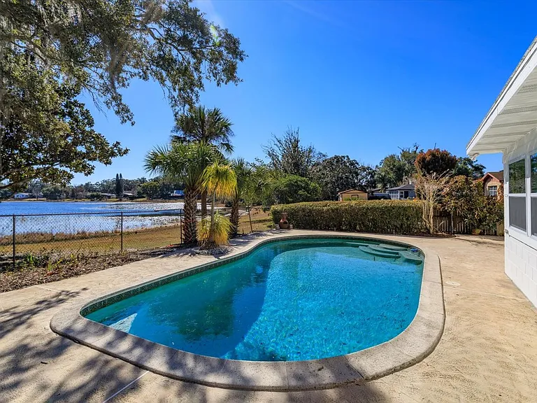 240 Slade Dr — Photo 23